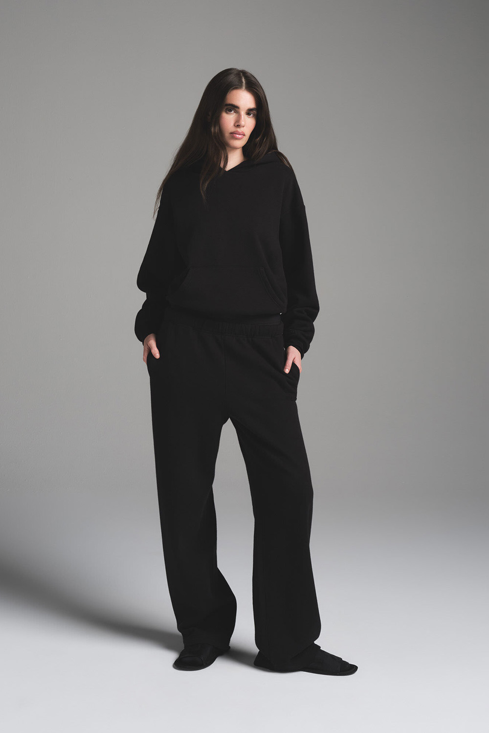 תמונת כל הלוק של CLASSIC PULLOVER HOODIE